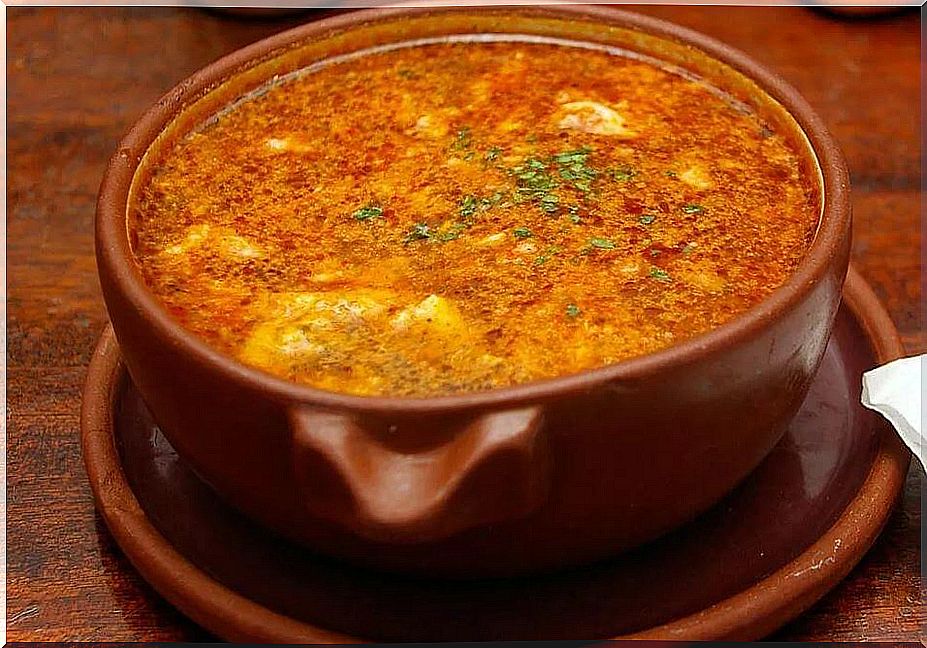 Garlic soups in a pot