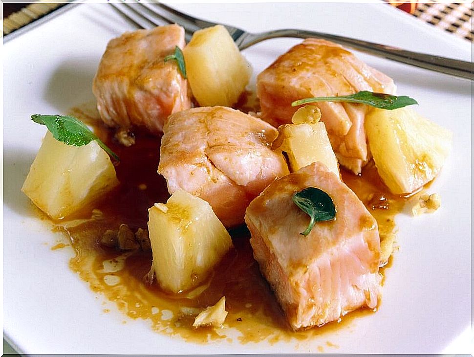 Dish with baked salmon and pineapple.