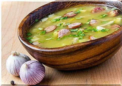 Garlic and sugar cough soup