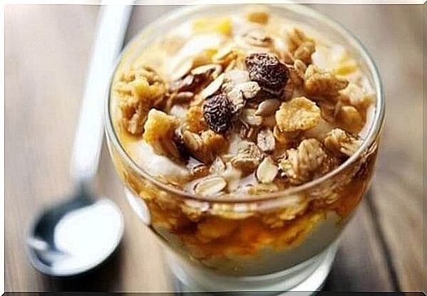 Yogurt-with-oats-and-nuts-