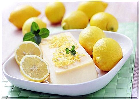 You can decorate the lemon cheesecake with jam, lemon zest, or white chocolate.