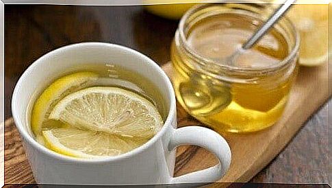 Cup of honey infusion with lemon for an itchy throat