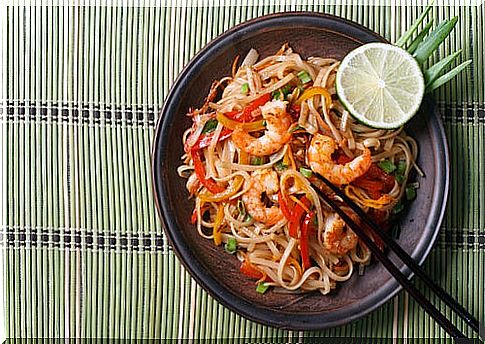 noodles with vegetables and prawns