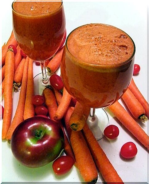 tomato apple and carrots smoothie