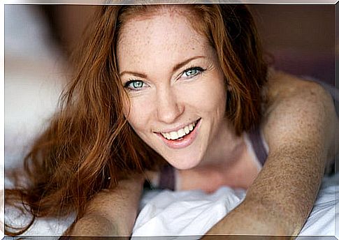 red-haired woman with freckles: what colors suit you